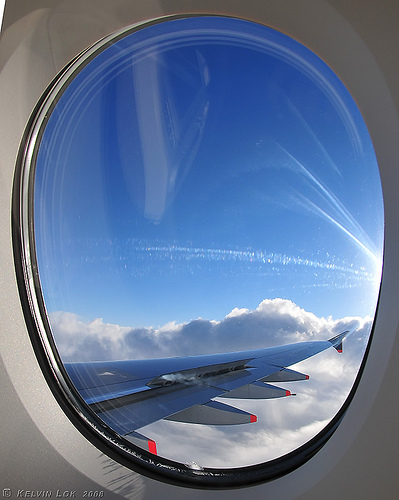 Để trả lời cho câu hỏi ”vì sao cửa sổ máy bay có hình bầu dục?”