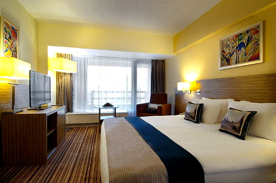 Hạng phòng khách sạn chính là tiêu chuẩn đánh giá sự hoàn hảo của dịch vụ khách sạn. Chúng tôi luôn cập nhật và nâng cấp tiêu chuẩn hạng phòng để đảm bảo sự thoải mái và hài lòng cho khách hàng. Bạn sẽ có nhiều lựa chọn với các hạng phòng từ tiêu chuẩn đến cao cấp, đáp ứng mọi yêu cầu của bạn.
