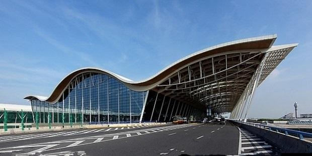 Sân bay Phố Đông Thượng Hải: Sân bay Phố Đông Thượng Hải đã được đầu tư và nâng cấp đáng kể trong những năm qua. Bạn sẽ được trải nghiệm một sân bay hiện đại, tiện nghi và đầy đủ những dịch vụ đến từ các thương hiệu nổi tiếng. Hãy đón chào một hành trình suôn sẻ và thoải mái đến với Thượng Hải.