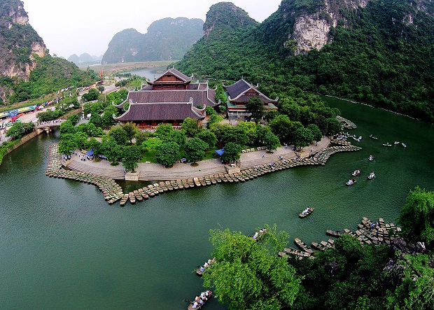 Những hoạt động du lịch nào được khuyến khích khi đến Ninh Bình để trải nghiệm và chiêm ngưỡng vẻ đẹp của nơi đây?