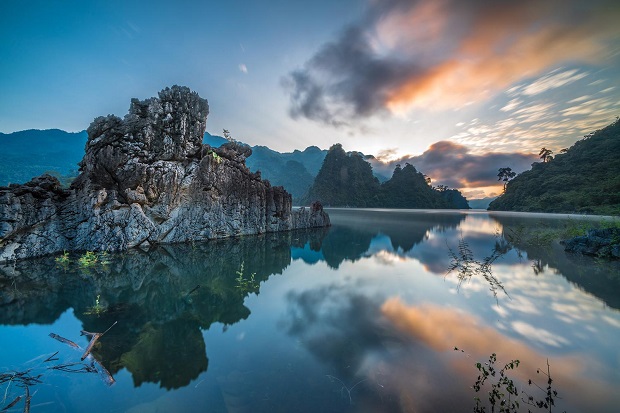 Na Hang Tuyên Quang: Hãy lặn vào một thế giới hoang sơ và rực rỡ màu sắc! Na Hang Tuyên Quang sẽ khiến bạn ngất ngây bởi khung cảnh núi rừng và sông nước đầy tràn sức sống.